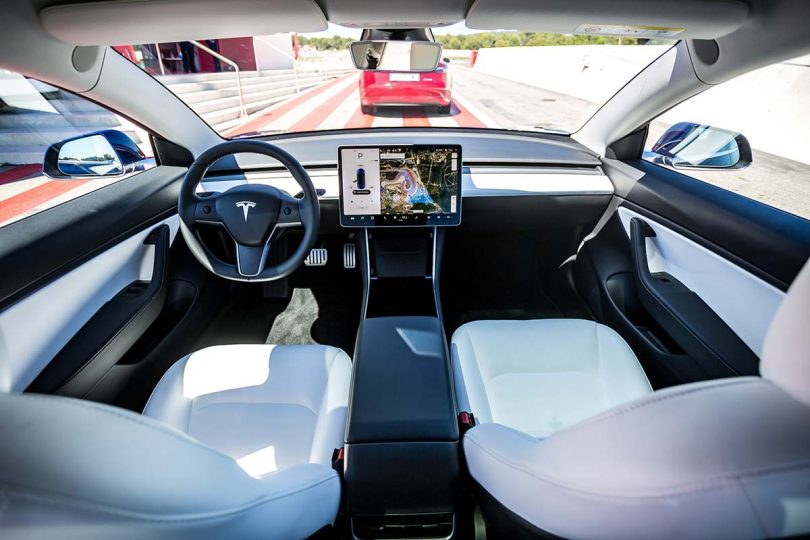 Tesla con pilota automatico