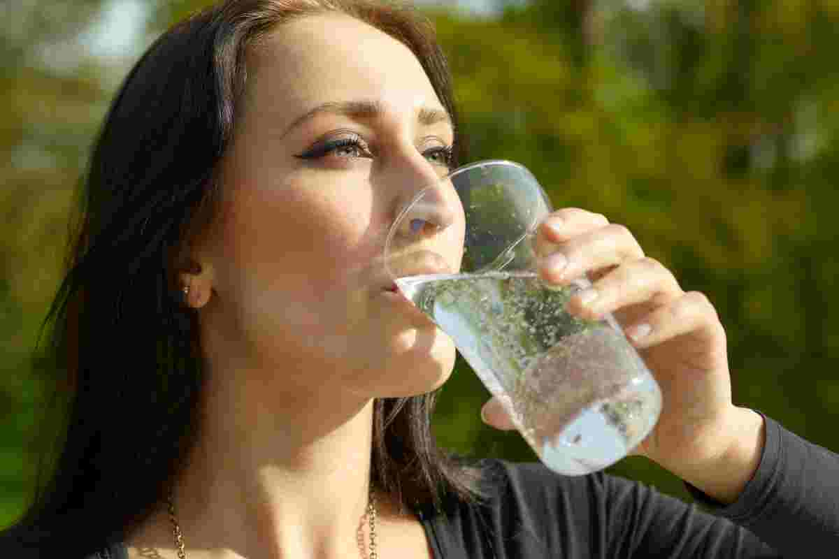 Bere acqua frizzante tutti i giorni potrebbe causare problemi alla salute, quali?