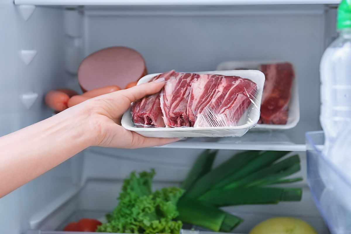 Posizione corretta della carne e del pesce in frigo