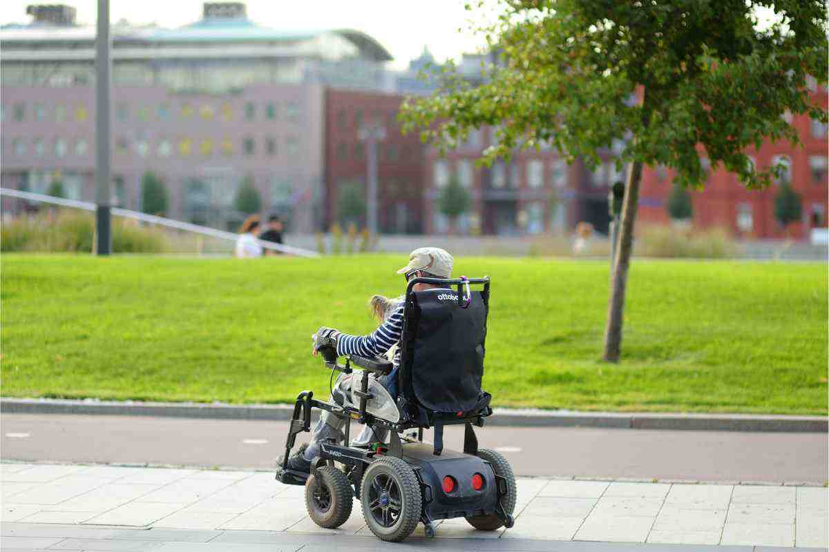 disabile su carrozzina